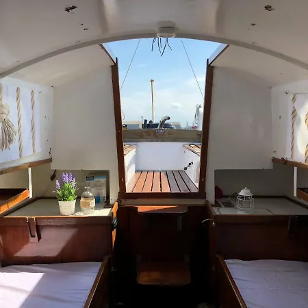 ספינת מלון Boat & Bed ברוז'