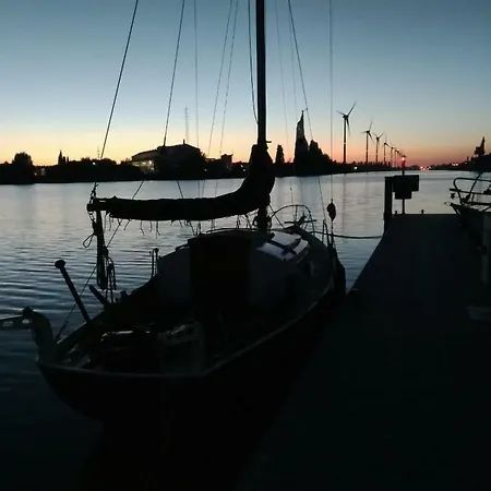 Botel Boat & Bed *