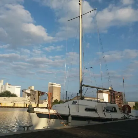 Boat & Bed ברוז'