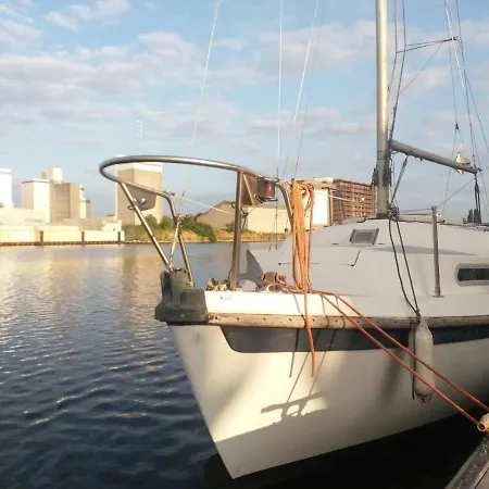 Botel Boat & Bed