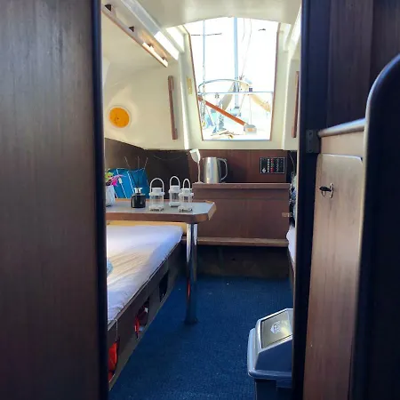 Boat & Bed Botel Bruges