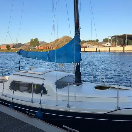 Boat & Bed ברוז'