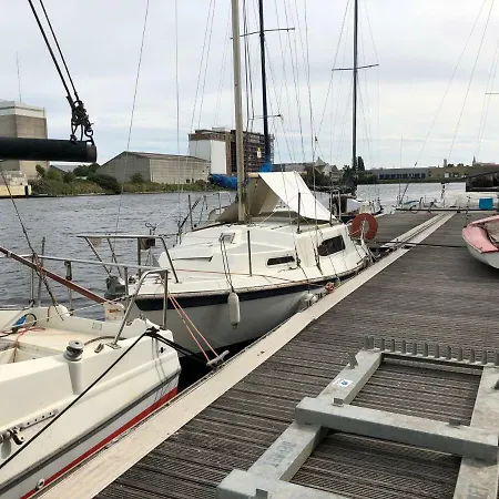 Boat & Bed ספינת מלון ברוז'